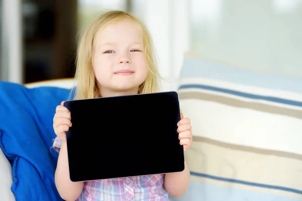 聪明的小女孩 家里有数码平板电脑 孩子们用小玩意来学习 儿童的教育和远距离学习 检疫期间在家学习 待在家里娱乐 — 图库照片