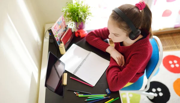 Kleuterschoolmeisje Doet Haar Huiswerk Met Digitale Tablet Thuis Kind Dat — Stockfoto