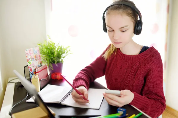 Nastoletnia Uczennica Odrabia Lekcje Cyfrowym Tabletem Domu Dziecko Używa Gadżetów — Zdjęcie stockowe