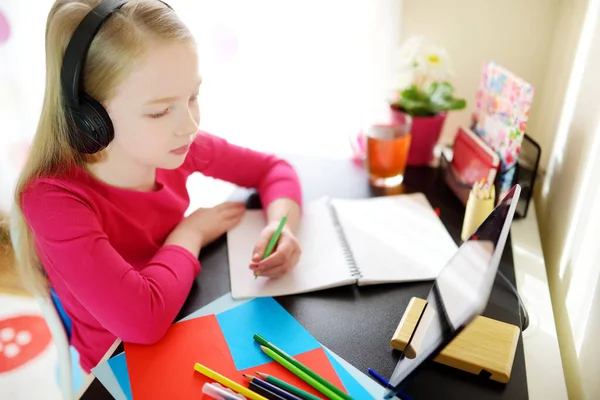 Jong Schoolmeisje Doet Haar Huiswerk Met Digitale Tablet Thuis Kind — Stockfoto