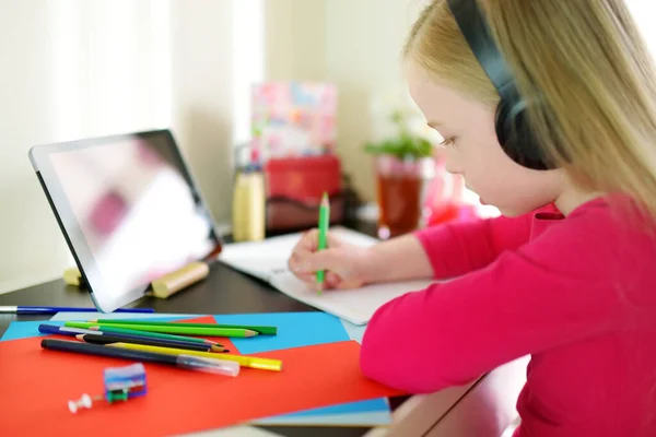 Jong Schoolmeisje Doet Haar Huiswerk Met Digitale Tablet Thuis Kind — Stockfoto