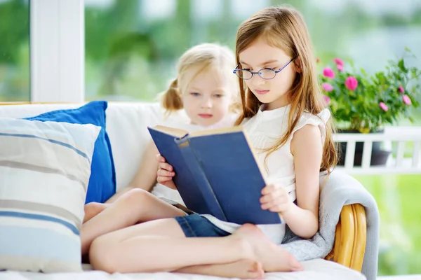 Niñas Leyendo Libro Salón Colegialas Inteligentes Haciendo Tarea Después Escuela —  Fotos de Stock