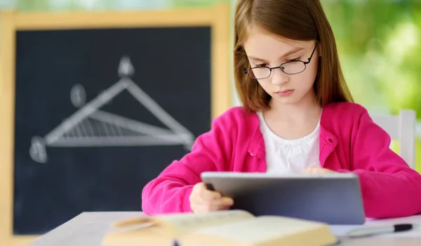 Studentessa Intelligente Che Compiti Con Tablet Digitale Casa Bambino Che — Foto Stock