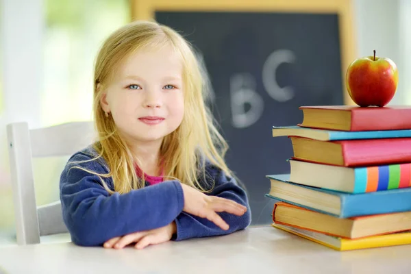 Розумна Школярка Вчиться Купою Книг Своєму Столі Молода Дівчина Робить — стокове фото