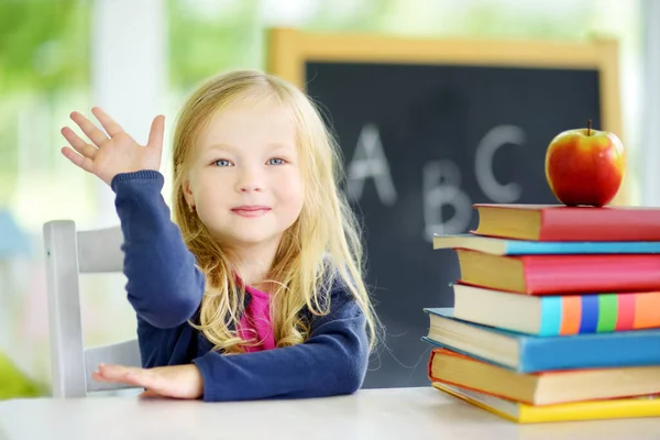 Mądra Uczennica Studiująca Kupą Książek Biurku Młoda Dziewczyna Odrabia Lekcje — Zdjęcie stockowe