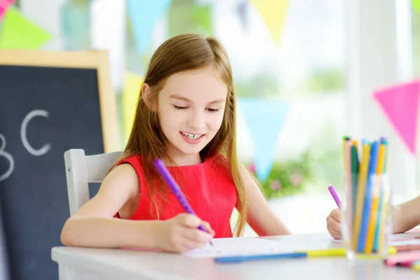 Junges Mädchen Zeichnet Hause Mit Buntstiften Kreative Kinder Basteln Bildung — Stockfoto