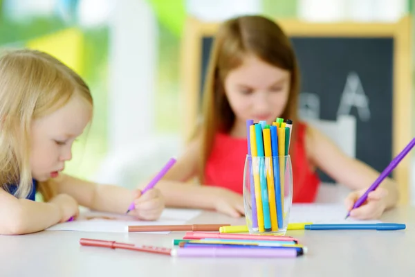 Δύο Νεαρές Αδερφές Ζωγραφίζουν Πολύχρωμα Μολύβια Στο Σπίτι Δημιουργικά Παιδιά — Φωτογραφία Αρχείου