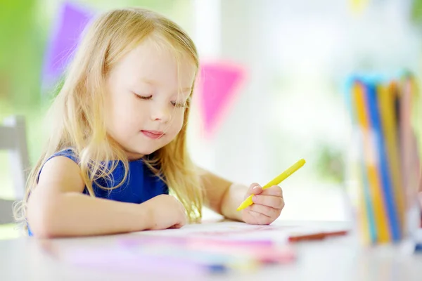 Młoda Dziewczyna Rysunek Kolorowych Ołówków Domu Kreatywny Dzieciak Robi Rzemiosło — Zdjęcie stockowe