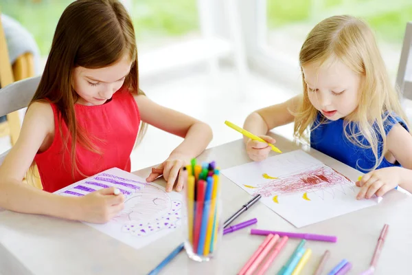 Twee Jonge Zusjes Die Thuis Met Kleurrijke Potloden Tekenen Creatieve — Stockfoto