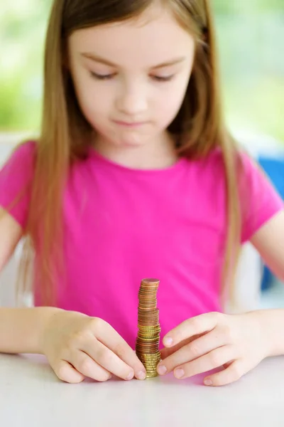 Девочка Играет Кучей Монет Ребенок Учится Считать Деньги Концепция Экономии — стоковое фото