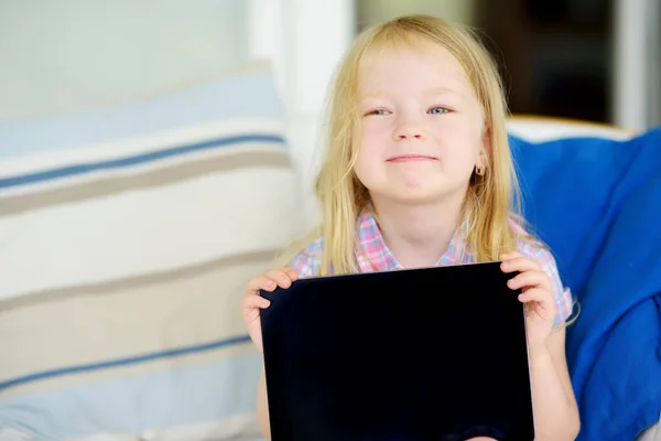 Kluges Kleines Schulmädchen Mit Digitalem Tablet Hause Kind Benutzt Geräte — Stockfoto