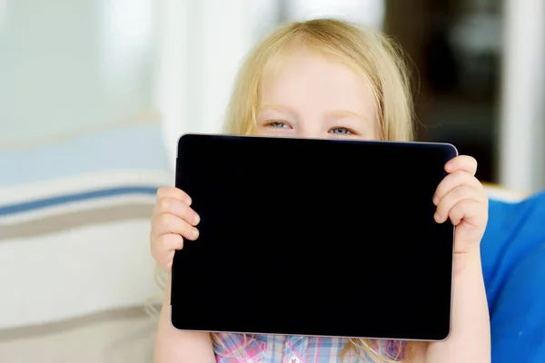 Kluges Kleines Schulmädchen Mit Digitalem Tablet Hause Kind Benutzt Geräte — Stockfoto