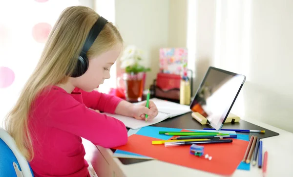 Giovane Studentessa Che Compiti Con Tablet Digitale Casa Bambino Che — Foto Stock