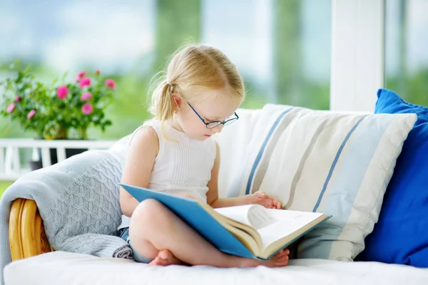 Маленька Дівчинка Читає Книжку Вітальні Розумна Школярка Робить Домашнє Завдання — стокове фото