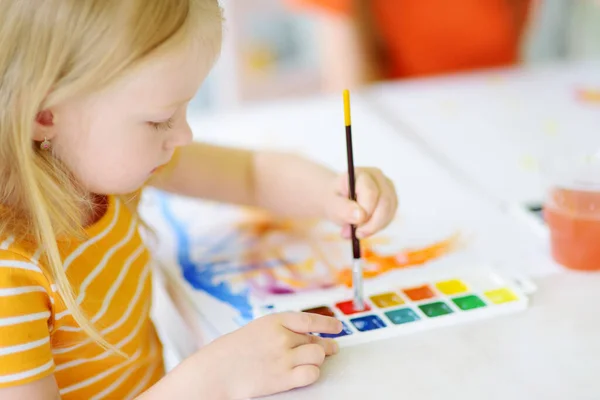 Bonito Desenho Menina Com Tintas Coloridas Pintura Criativa Casa Educação — Fotografia de Stock