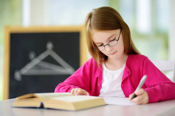 Slim Schoolmeisje Studeert Met Een Stapel Boeken Haar Bureau Jong — Stockfoto