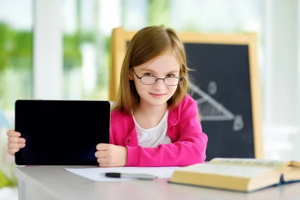 Kluge Schülerin Macht Ihre Hausaufgaben Mit Digitalem Tablet Hause Kind — Stockfoto