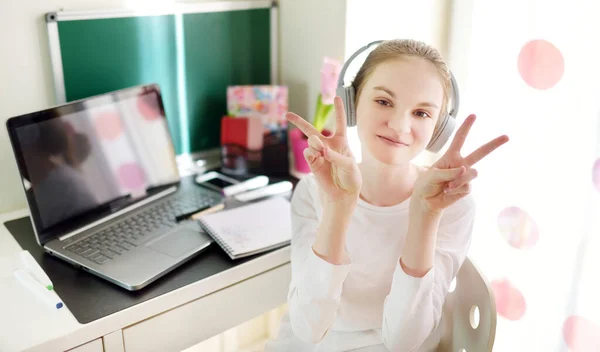 Gadis Sekolah Pra Remaja Melakukan Pekerjaan Rumahnya Dengan Komputer Laptop — Stok Foto