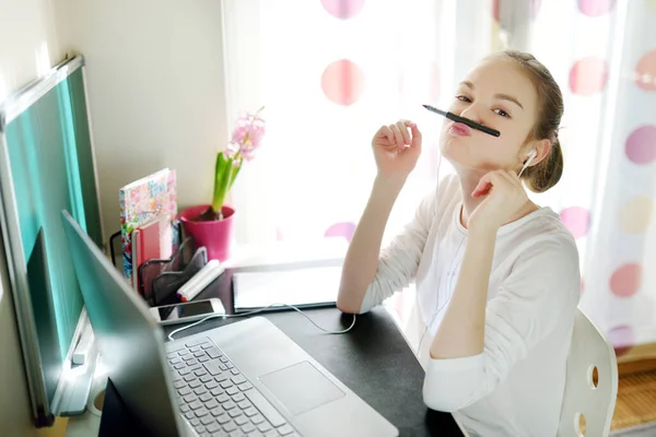 Preteen Schoolgirl Doing Her Homework Laptop Computer Home Child Using — Stock Photo, Image