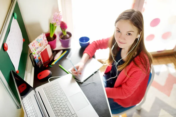 Skolflicka Som Gör Läxor Med Bärbar Dator Hemma Barn Som — Stockfoto