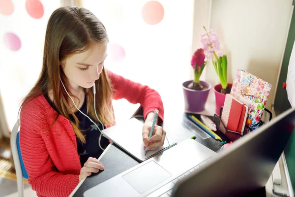 Kleuterschoolmeisje Doet Haar Huiswerk Met Laptop Computer Thuis Kind Dat — Stockfoto