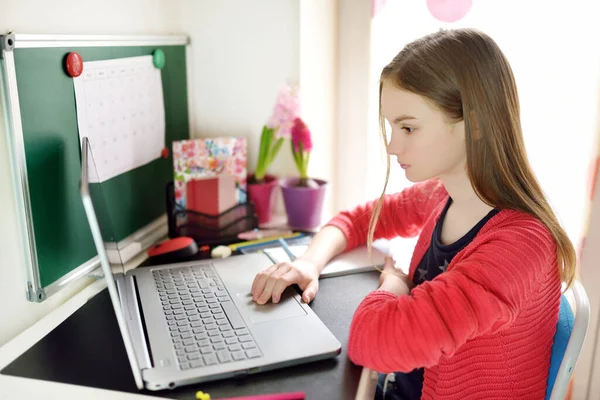 Liseli Kız Evde Dizüstü Bilgisayarla Ödevini Yapıyor Çocuk Çalışmak Için — Stok fotoğraf