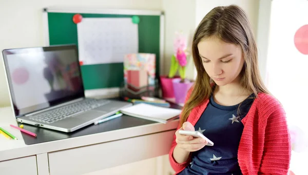 Προεφηβική Μαθήτρια Κάνει Την Εργασία Της Τον Φορητό Υπολογιστή Στο — Φωτογραφία Αρχείου