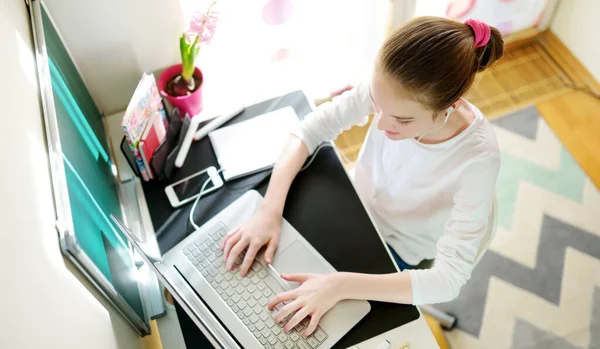 Preteen Schoolgirl Doing Her Homework Laptop Computer Home Child Using — Stock Photo, Image