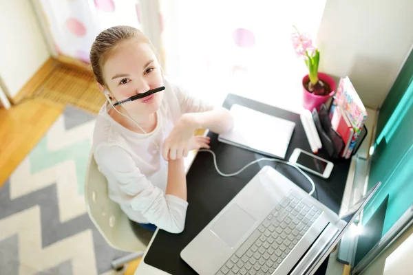 Liseli Kız Evde Dizüstü Bilgisayarla Ödevini Yapıyor Çocuk Çalışmak Için — Stok fotoğraf