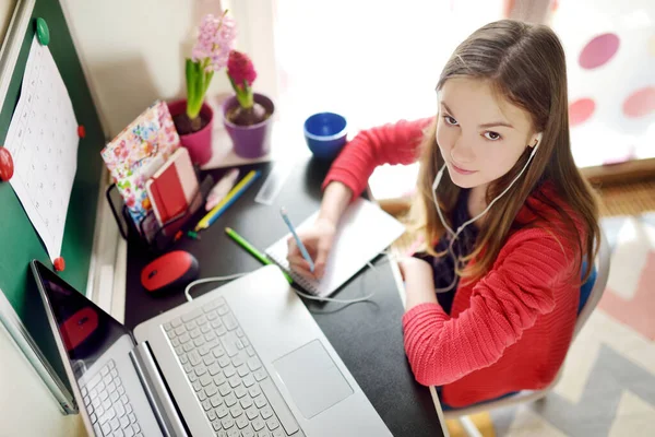 Skolflicka Som Gör Läxor Med Bärbar Dator Hemma Barn Som — Stockfoto