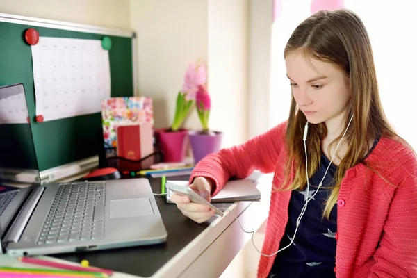 Kleuterschoolmeisje Doet Haar Huiswerk Met Laptop Computer Thuis Kind Dat — Stockfoto