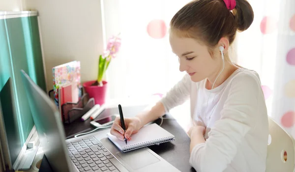 Preteen Schoolgirl Doing Her Homework Laptop Computer Home Child Using — Stock Photo, Image