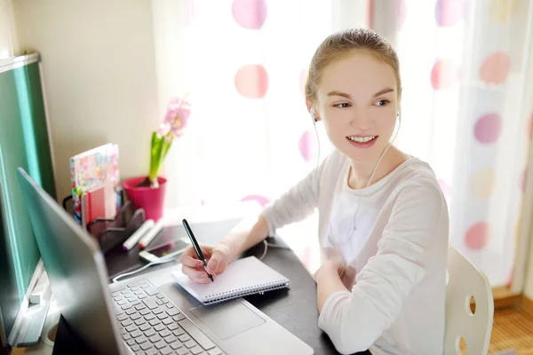 Preteen Schoolgirl Doing Her Homework Laptop Computer Home Child Using — Stock Photo, Image