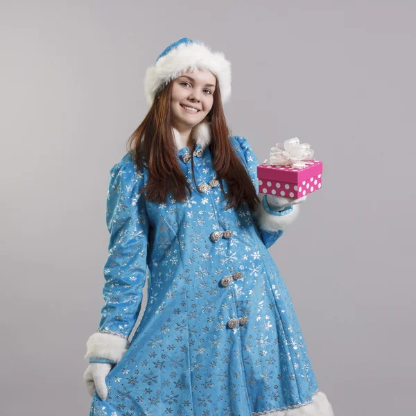 Glückliches Mädchen Winter mit einem Geschenk in der Hand. — Stockfoto