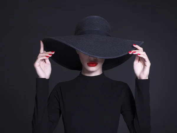 Mulher de luxo em um grande chapéu preto — Fotografia de Stock