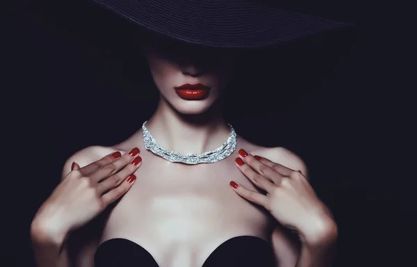 一条项链，豪华的女人的脖子上的钻石 — 图库照片