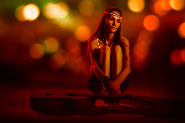 Hippie menina com guitarra — Fotografia de Stock