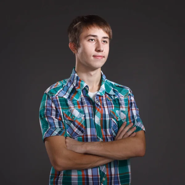 Retrato de um jovem em um fundo escuro. — Fotografia de Stock