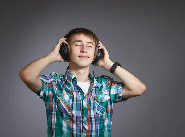 Teenager-Junge genießt Musik mit Kopfhörern. — Stockfoto