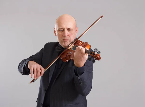 Senior male playing the violin — Stock Photo, Image