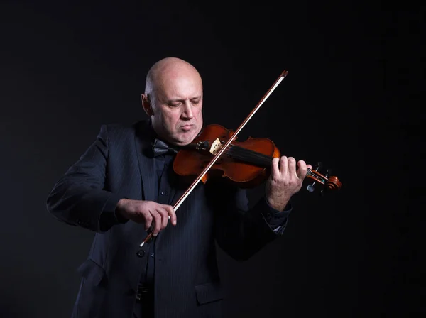 Um homem a tocar violino  . — Fotografia de Stock