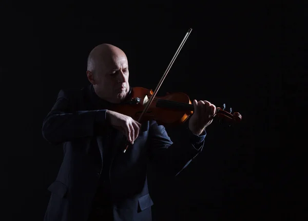 Un uomo che suona il violino  . — Foto Stock