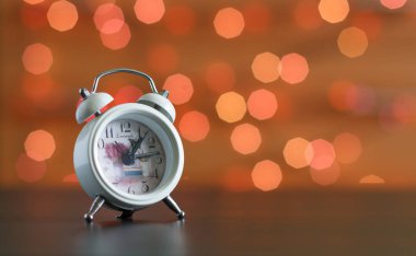 çalar saat parlak bir arka plan üzerinde.