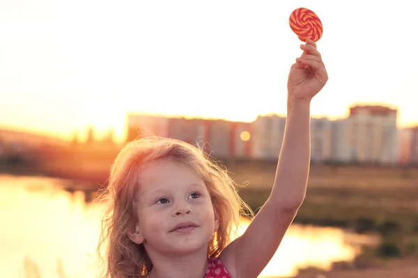 Küçük kızla mutlu: lollipop — Stok fotoğraf