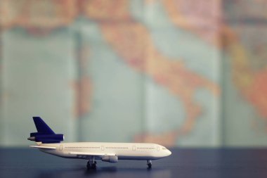 Model uçak dünyanın arka plan harita üzerinde. 