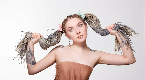 Chica sorprendida con rastas —  Fotos de Stock