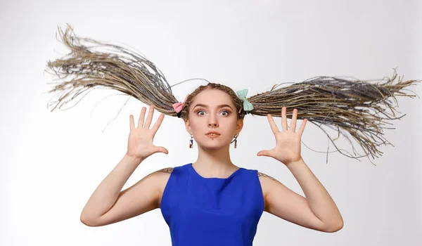 Menina surpresa com dreadlocks — Fotografia de Stock