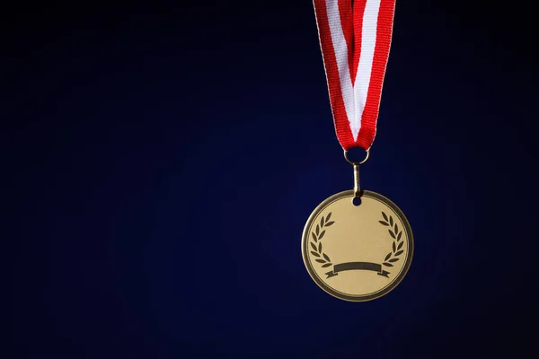 Karanlık bir arka plan üzerinde spor madalyası. — Stok fotoğraf