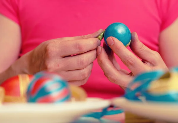 Женские руки украшены пасхальными яйцами . — стоковое фото
