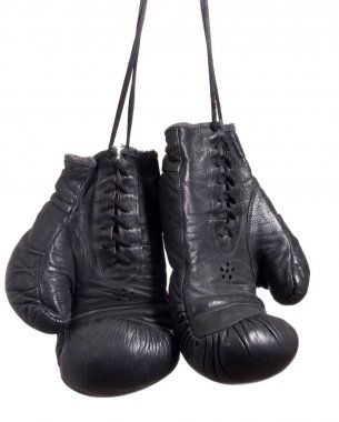 Beyaz izole arka plan üzerinde siyah boks eldivenleri.